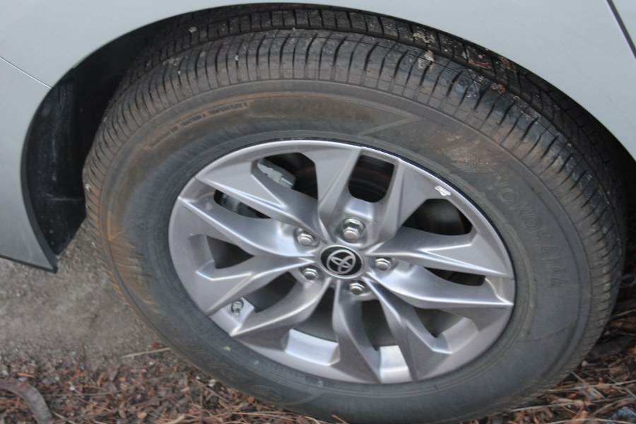 2024 Toyota Sienna LE FWD 8-Passenger (Natl) photo