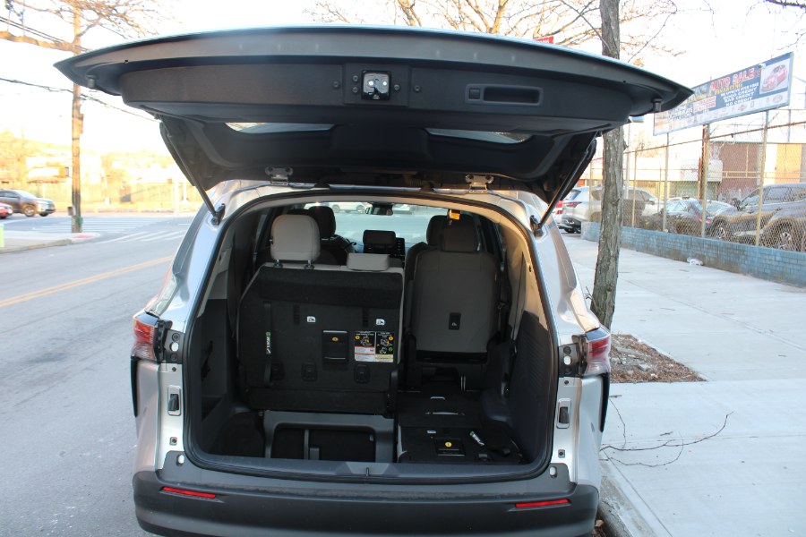 2024 Toyota Sienna LE FWD 8-Passenger (Natl) photo