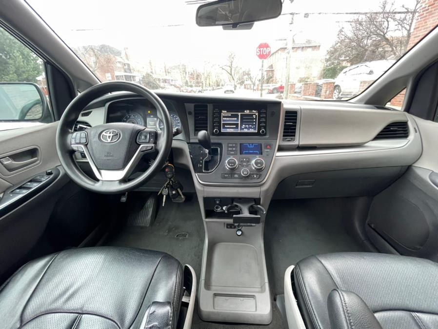 2020 Toyota Sienna L FWD 7-Passenger (Natl) photo