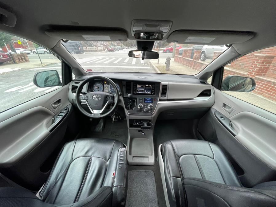 2020 Toyota Sienna L FWD 7-Passenger (Natl) photo