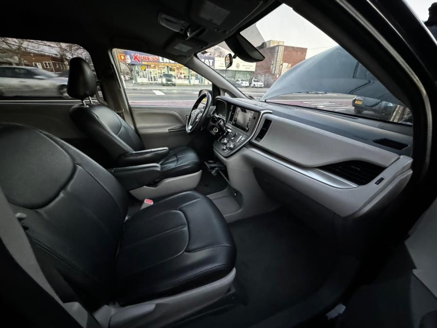 2020 Toyota Sienna L FWD 7-Passenger (Natl) photo