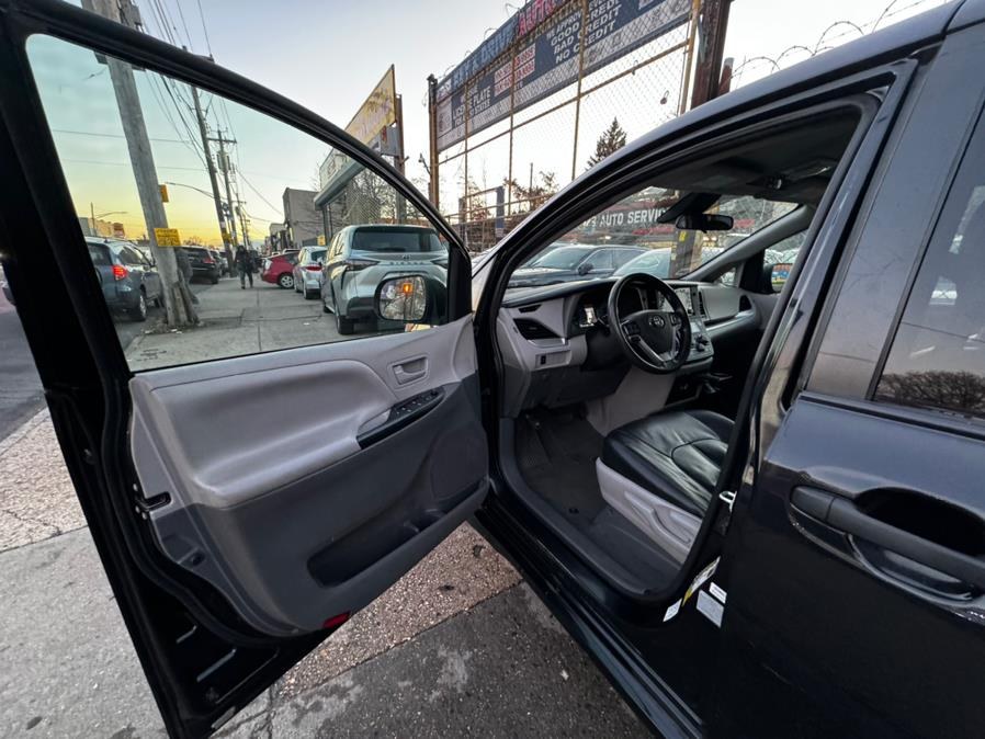 2020 Toyota Sienna L FWD 7-Passenger (Natl) photo