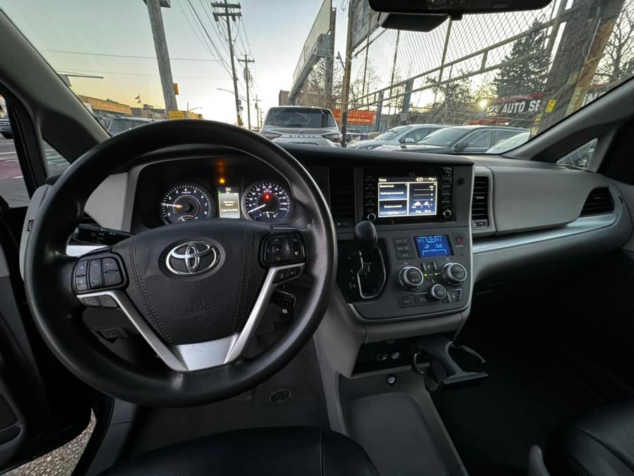 2020 Toyota Sienna L FWD 7-Passenger (Natl) photo