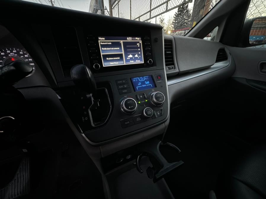 2020 Toyota Sienna L FWD 7-Passenger (Natl) photo