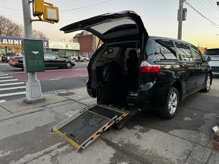 2020 Toyota Sienna L FWD 7-Passenger (Natl) photo