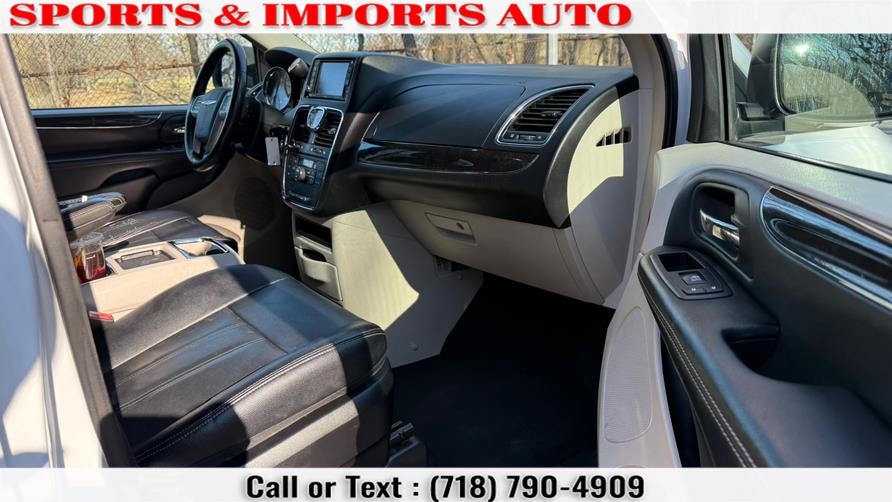 2016 Chrysler Town & Country 4dr Wgn Touring photo