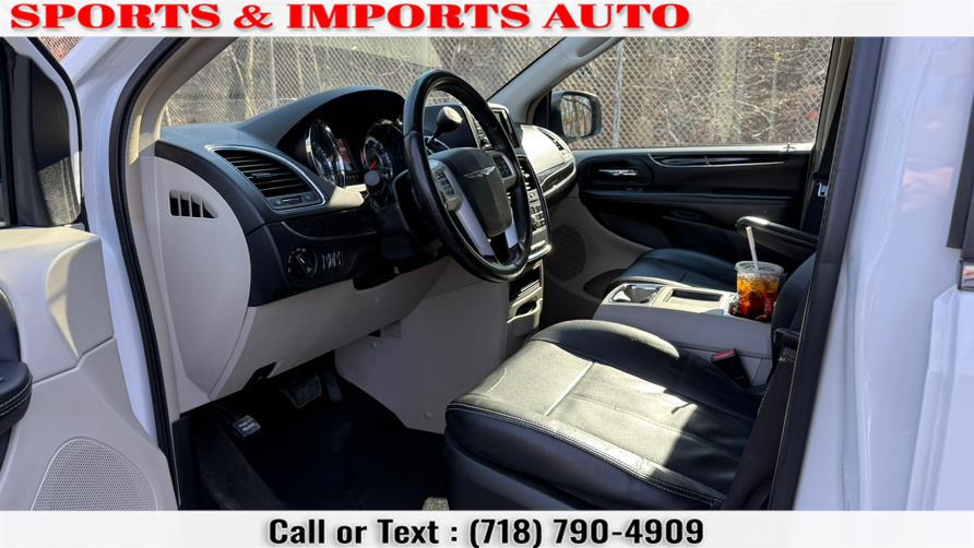2016 Chrysler Town & Country 4dr Wgn Touring photo