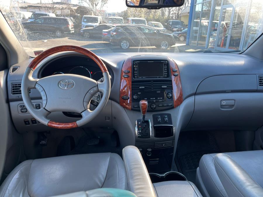 2009 Toyota Sienna XLE photo