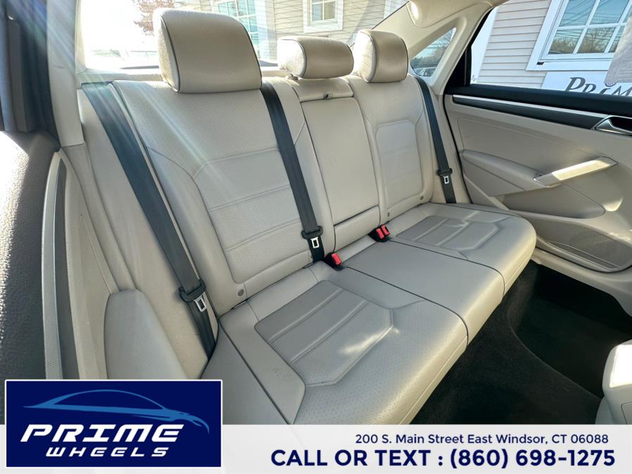 2016 Volkswagen Passat 4dr Sdn 1.8T Auto R-Line PZEV photo