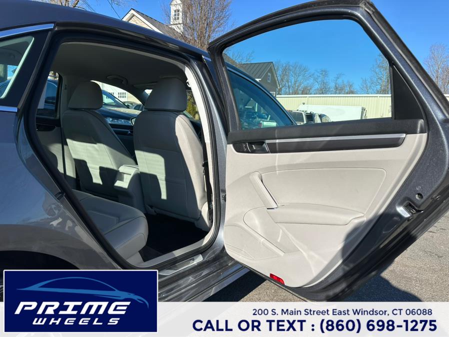 2016 Volkswagen Passat 4dr Sdn 1.8T Auto R-Line PZEV photo