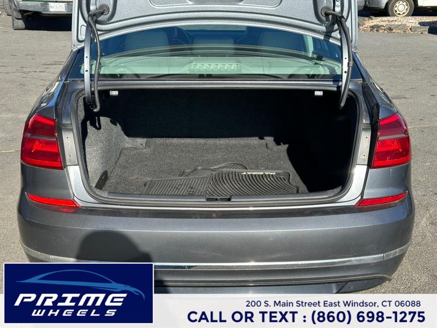 2016 Volkswagen Passat 4dr Sdn 1.8T Auto R-Line PZEV photo