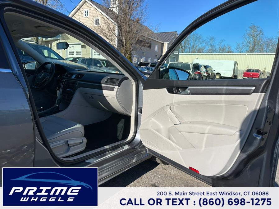2016 Volkswagen Passat 4dr Sdn 1.8T Auto R-Line PZEV photo