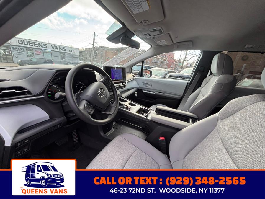 2025 Toyota Sienna LE FWD 8-Passenger (Natl) photo