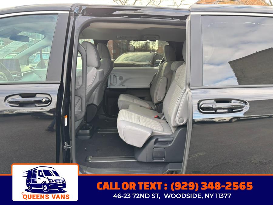 2025 Toyota Sienna LE FWD 8-Passenger (Natl) photo