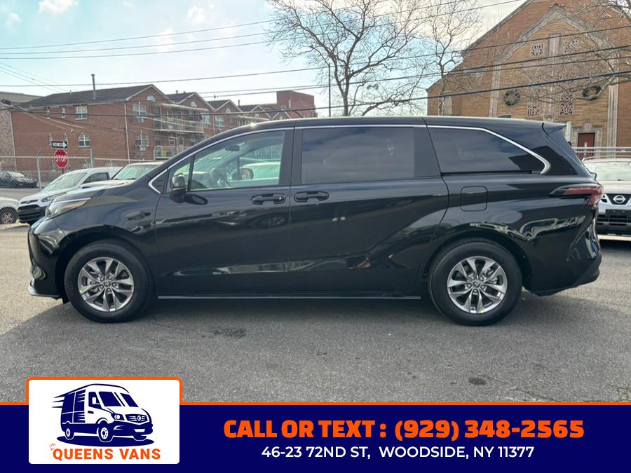 2025 Toyota Sienna LE FWD 8-Passenger (Natl) photo