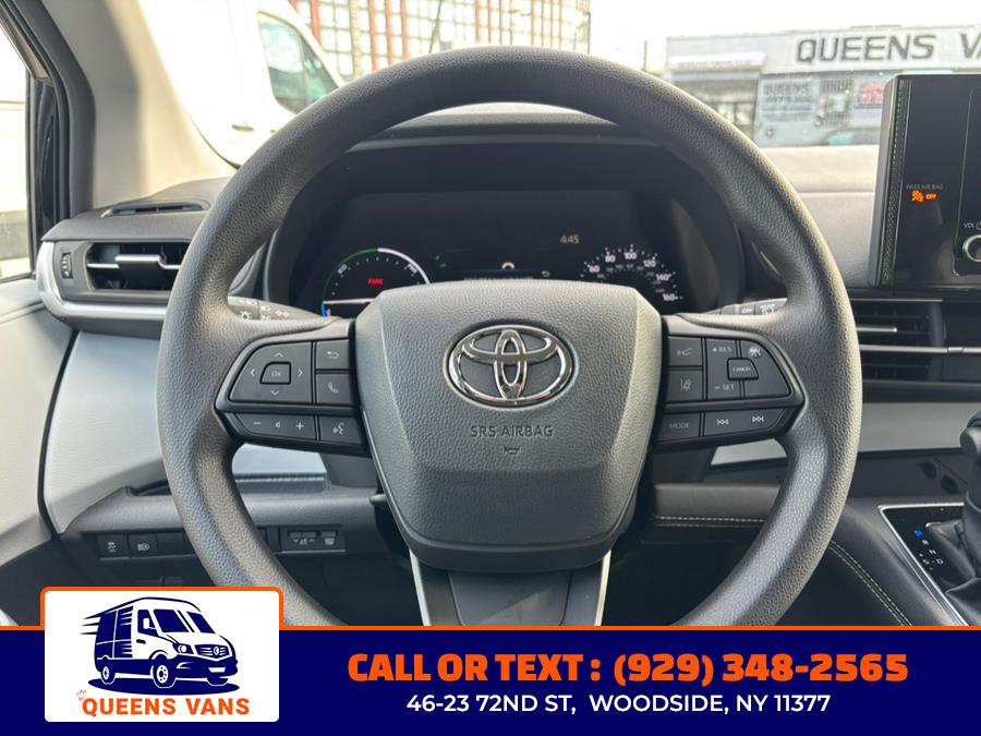 2025 Toyota Sienna LE FWD 8-Passenger (Natl) photo