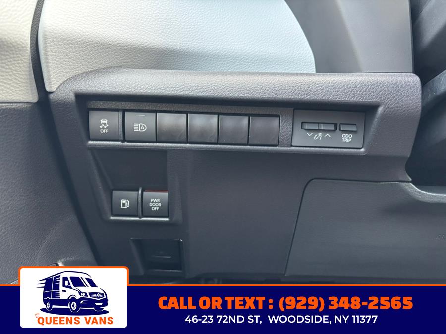2025 Toyota Sienna LE FWD 8-Passenger (Natl) photo