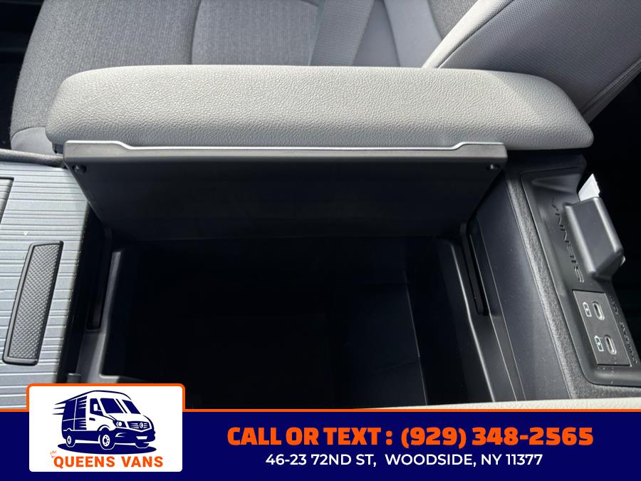 2025 Toyota Sienna LE FWD 8-Passenger (Natl) photo