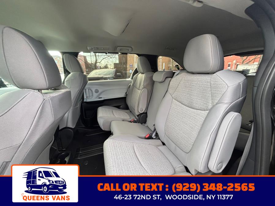 2025 Toyota Sienna LE FWD 8-Passenger (Natl) photo