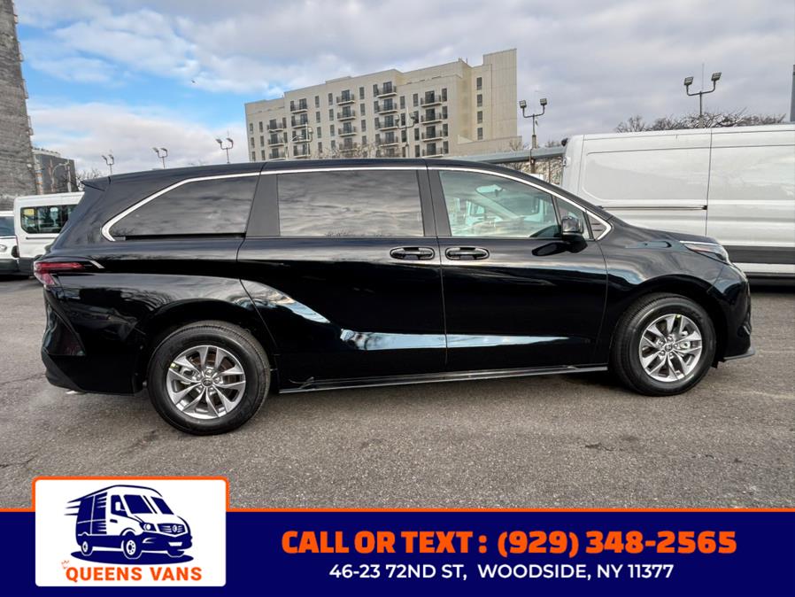 2025 Toyota Sienna LE FWD 8-Passenger (Natl) photo