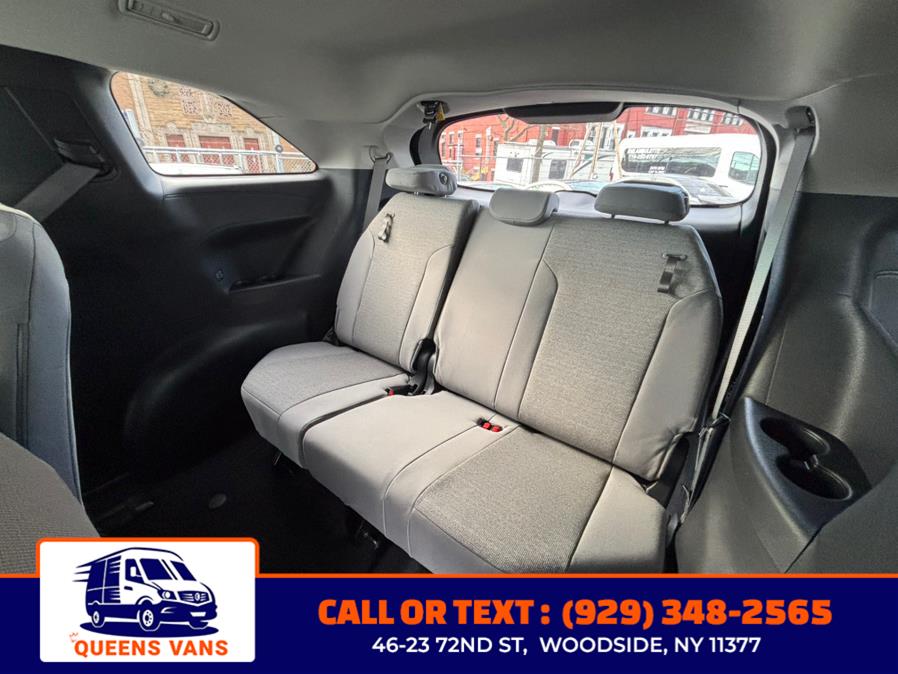 2025 Toyota Sienna LE FWD 8-Passenger (Natl) photo