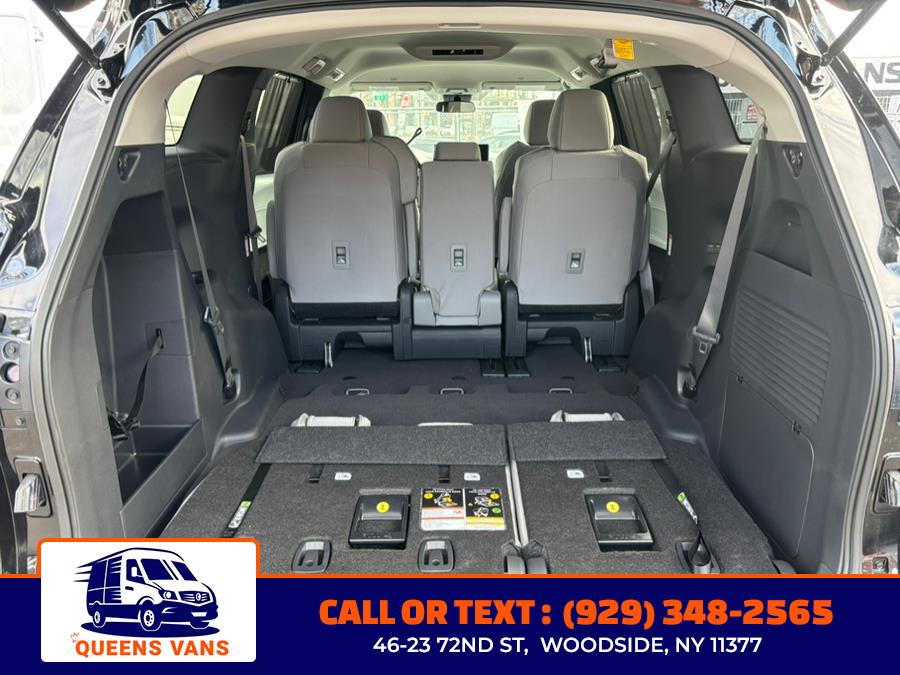 2025 Toyota Sienna LE FWD 8-Passenger (Natl) photo