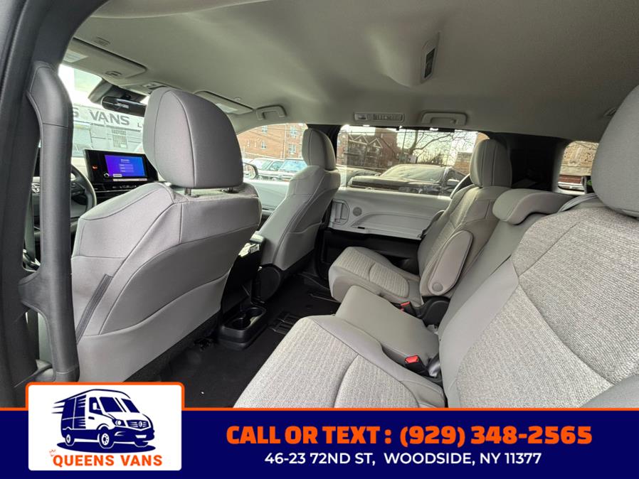2025 Toyota Sienna LE FWD 8-Passenger (Natl) photo