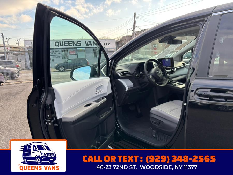 2025 Toyota Sienna LE FWD 8-Passenger (Natl) photo