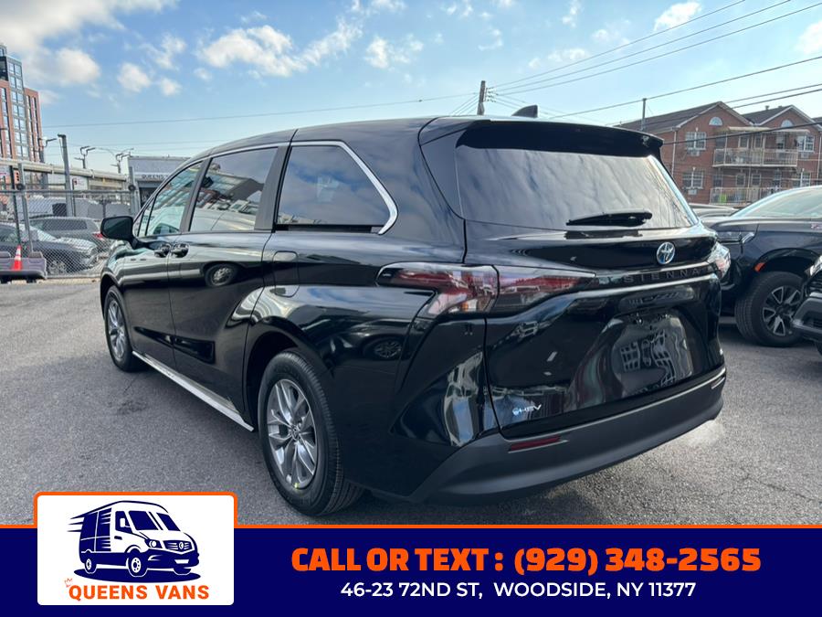2025 Toyota Sienna LE FWD 8-Passenger (Natl) photo