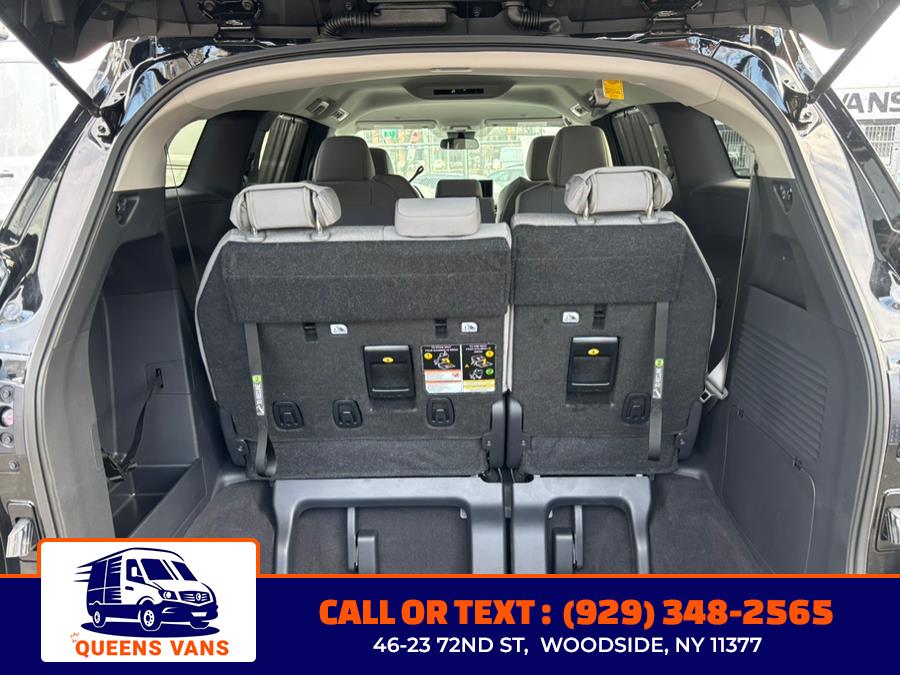 2025 Toyota Sienna LE FWD 8-Passenger (Natl) photo
