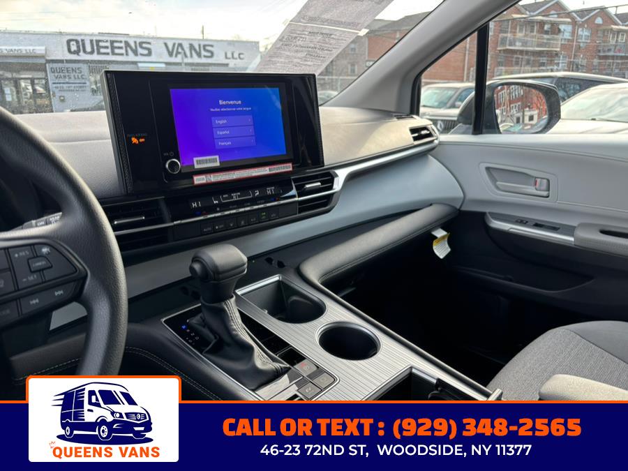 2025 Toyota Sienna LE FWD 8-Passenger (Natl) photo