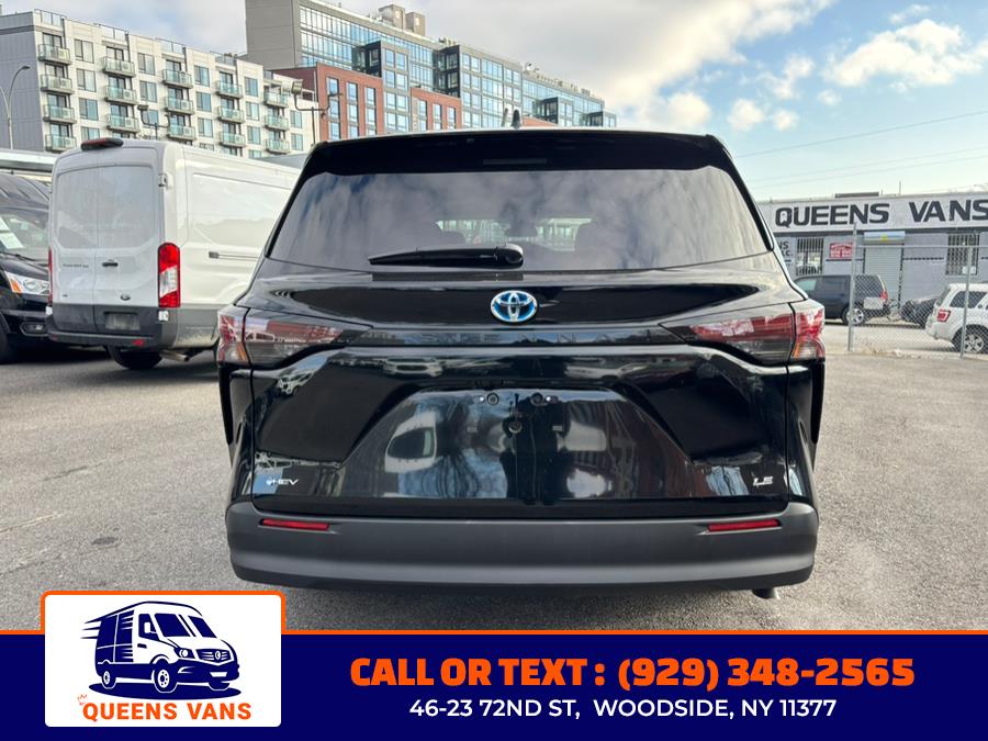 2025 Toyota Sienna LE FWD 8-Passenger (Natl) photo