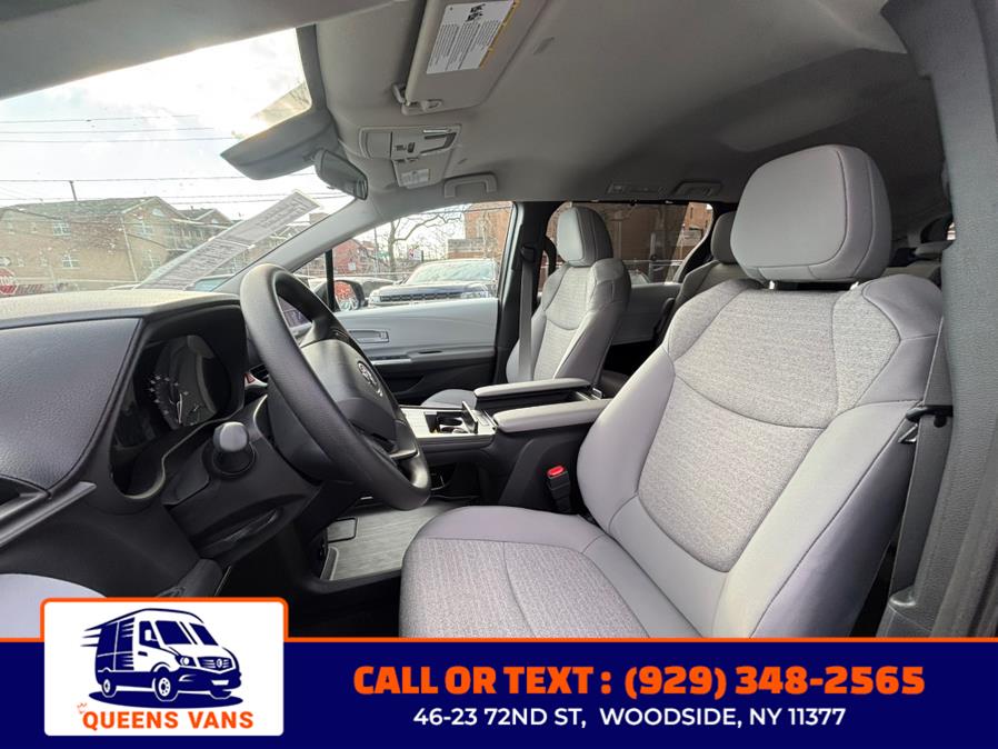2025 Toyota Sienna LE FWD 8-Passenger (Natl) photo