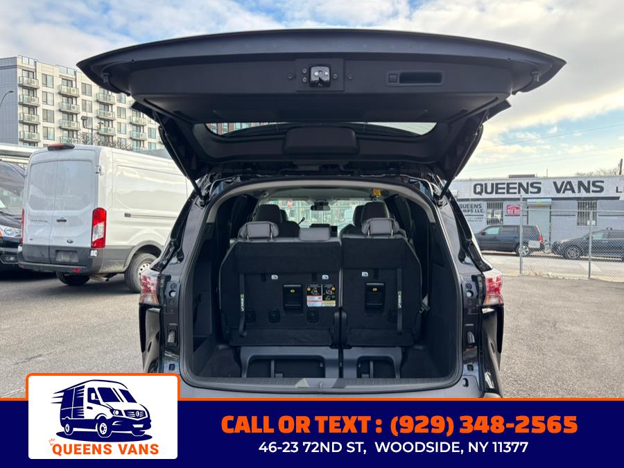 2025 Toyota Sienna LE FWD 8-Passenger (Natl) photo