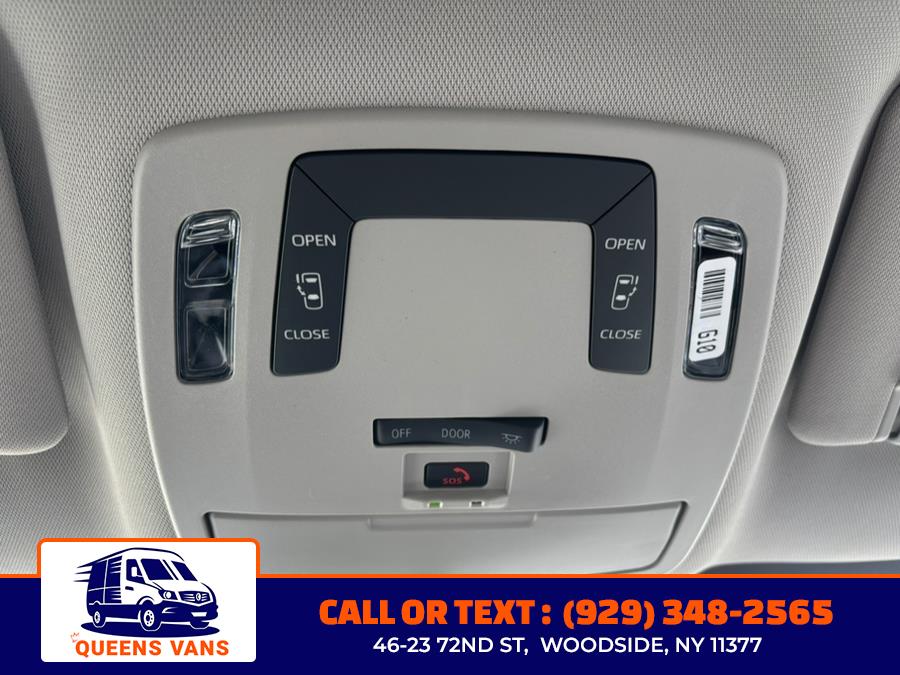 2025 Toyota Sienna LE FWD 8-Passenger (Natl) photo
