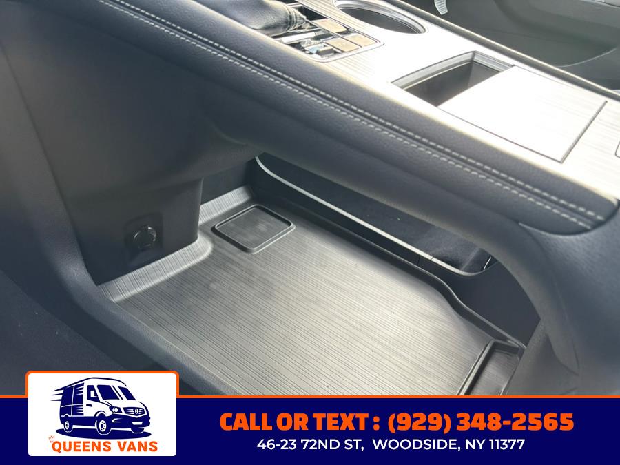 2025 Toyota Sienna LE FWD 8-Passenger (Natl) photo