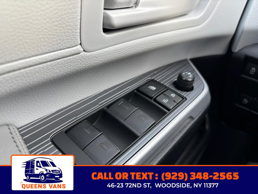 2025 Toyota Sienna LE FWD 8-Passenger (Natl) photo