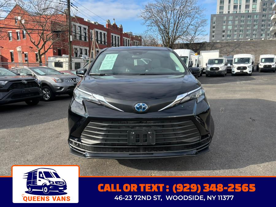 2025 Toyota Sienna LE FWD 8-Passenger (Natl) photo
