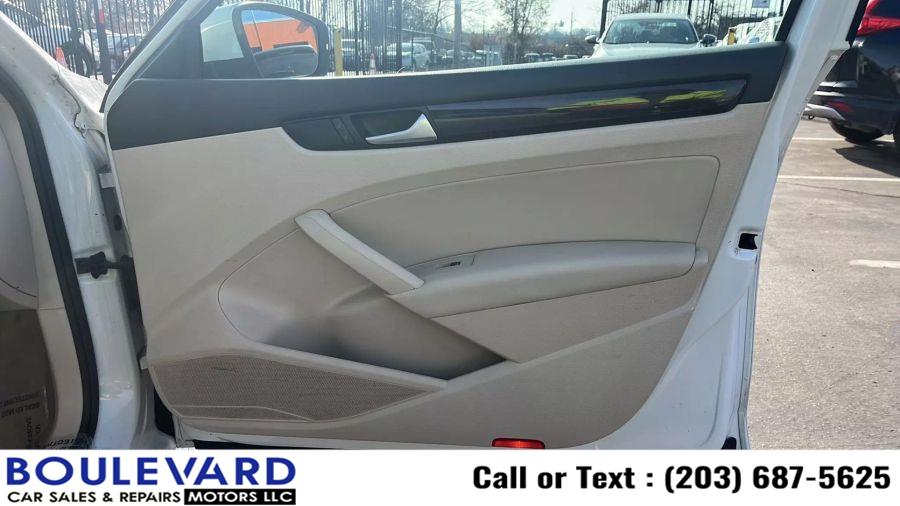 2015 Volkswagen Passat V6 SEL Premium Sedan 4D photo