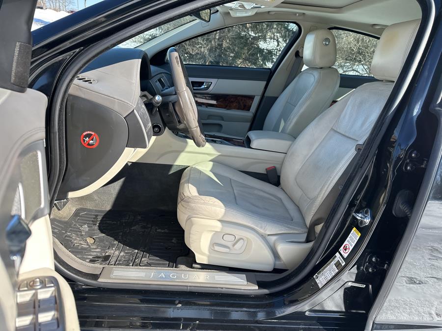 2010 Jaguar XF Premium Luxury photo