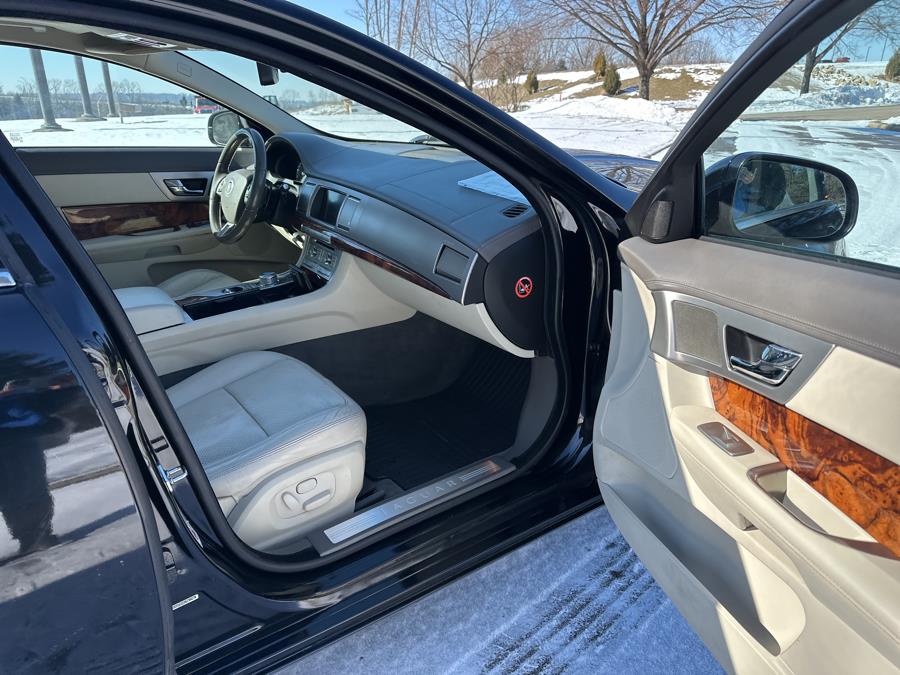 2010 Jaguar XF Premium Luxury photo