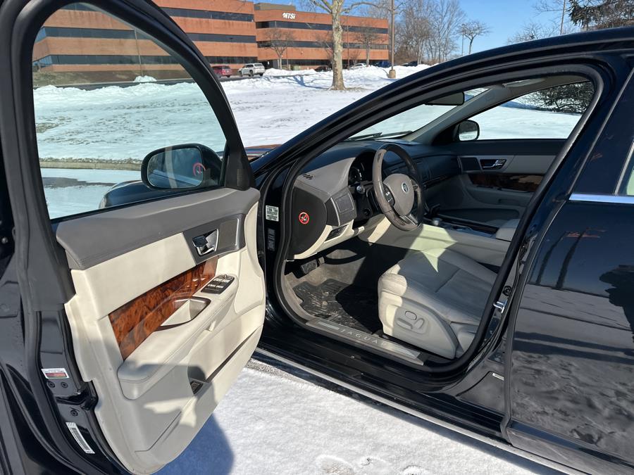 2010 Jaguar XF Premium Luxury photo