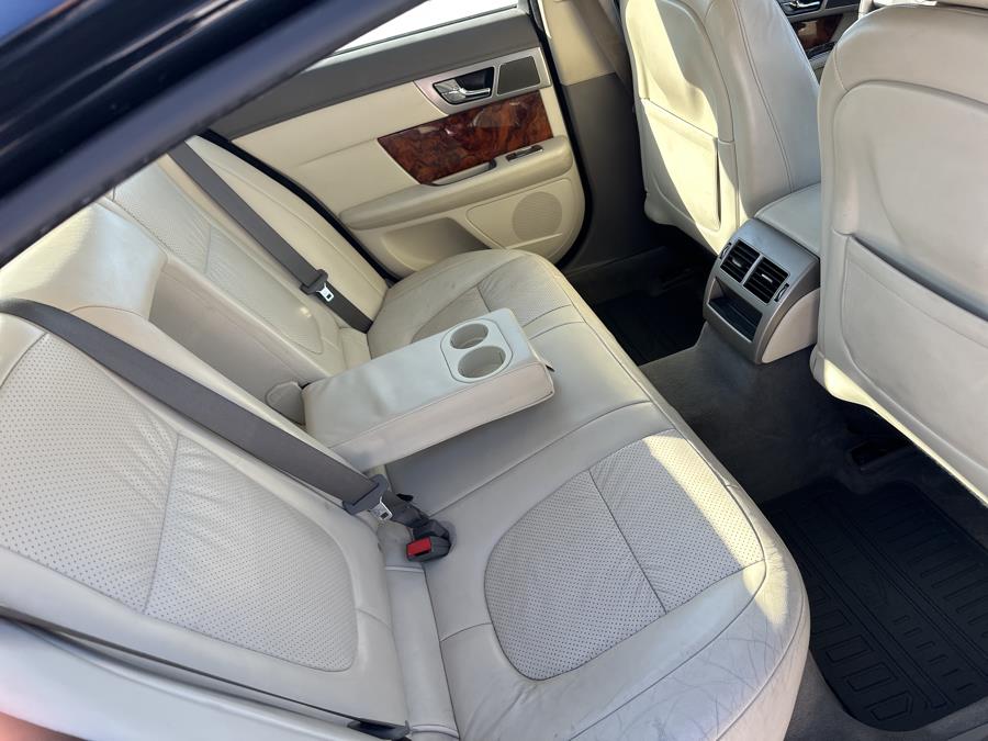 2010 Jaguar XF Premium Luxury photo