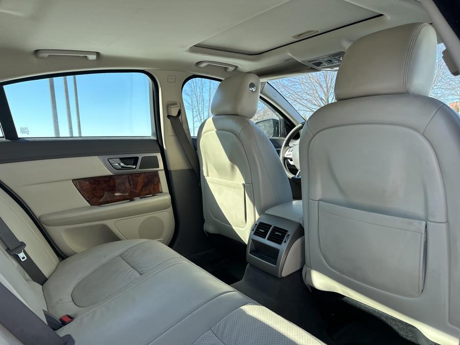 2010 Jaguar XF Premium Luxury photo