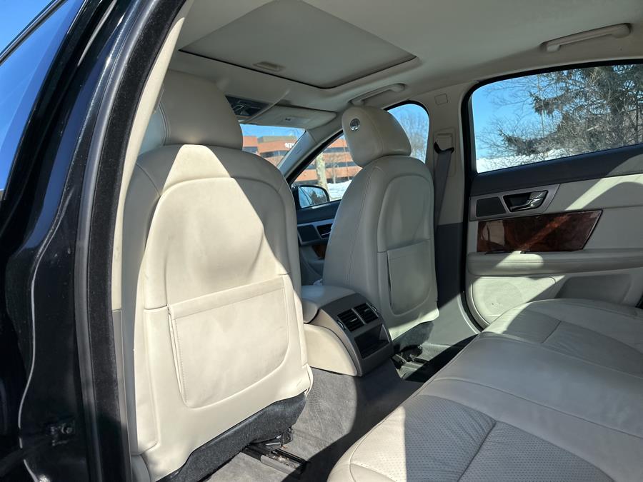 2010 Jaguar XF Premium Luxury photo