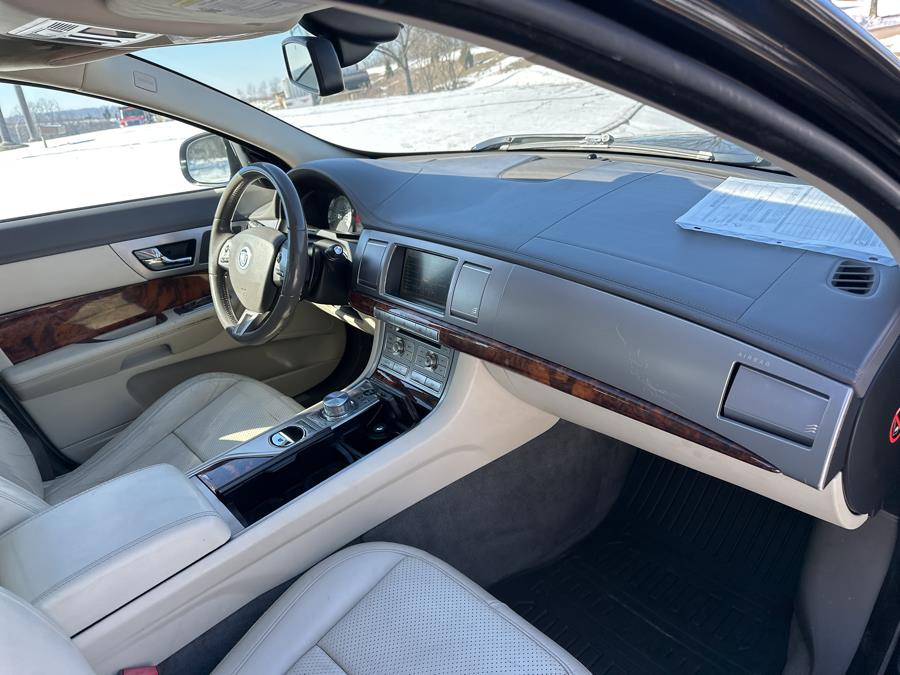 2010 Jaguar XF Premium Luxury photo