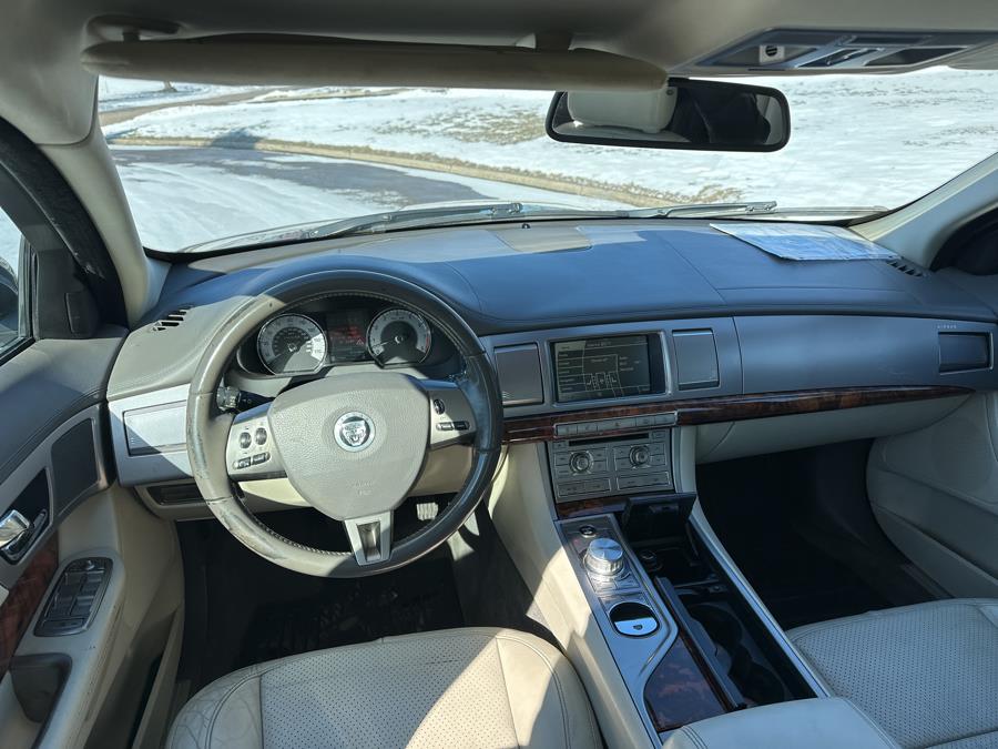 2010 Jaguar XF Premium Luxury photo