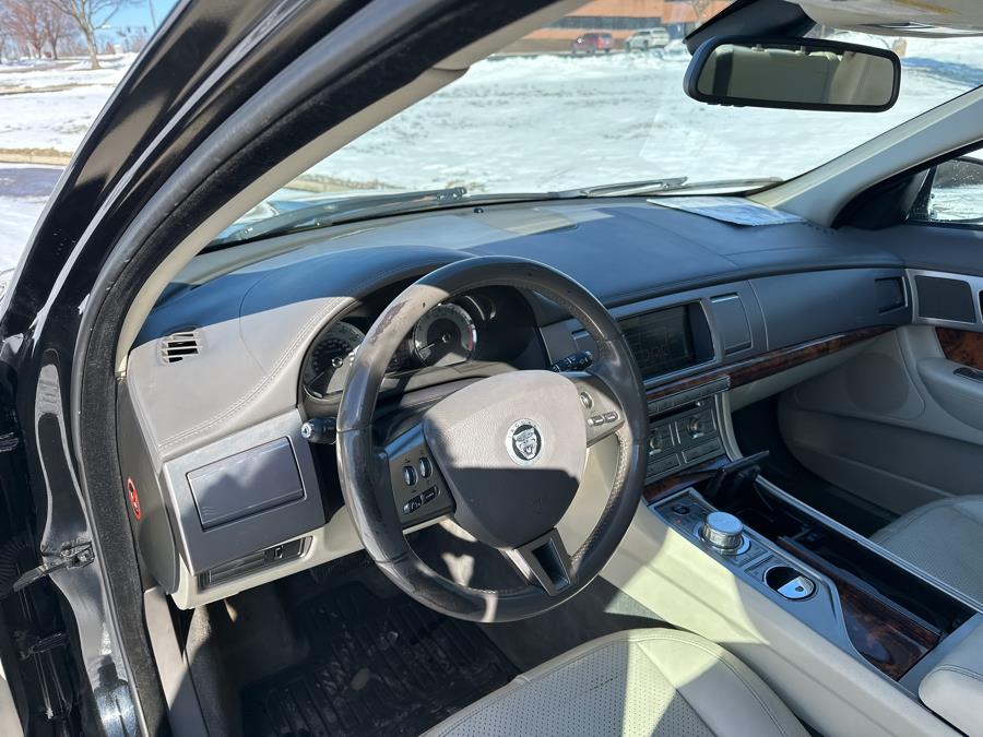 2010 Jaguar XF Premium Luxury photo