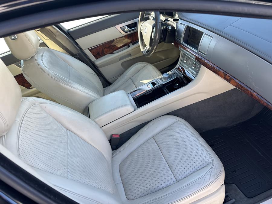 2010 Jaguar XF Premium Luxury photo