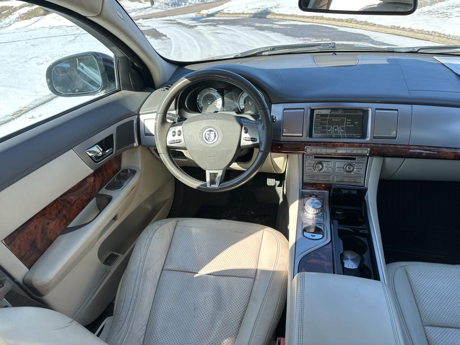2010 Jaguar XF Premium Luxury photo